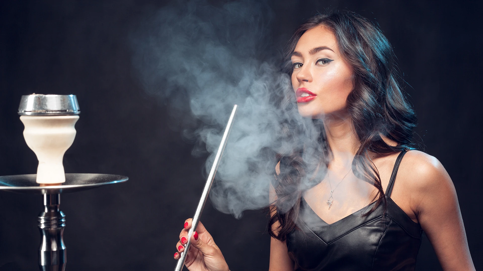 Mujer disfrutando de bares con cachimba en Barcelona